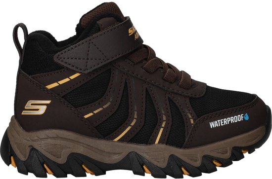 Bruine Skechers wandelschoen, zijkant met zwarte mesh, gele lijnen en 'WATERPROOF'. Klittenbandsluiting.