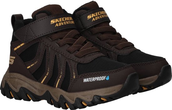 Bruine Skechers wandelschoenen met zwarte mesh, gele accenten en 'WATERPROOF'. Klittenbandsluiting.