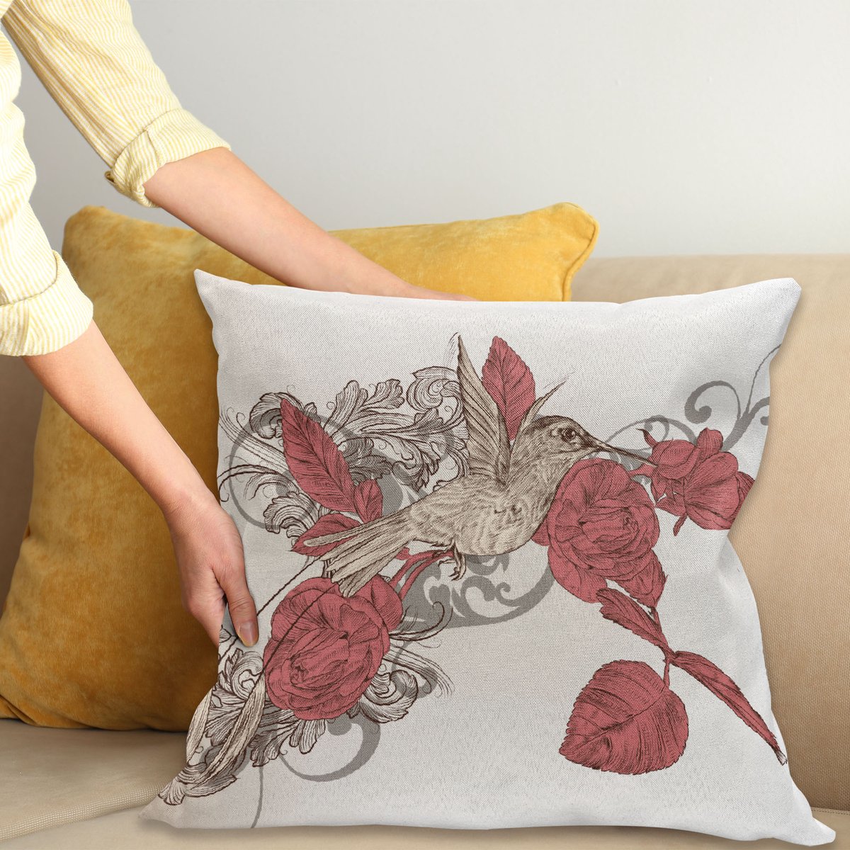 ABAKUHAUS Hummingbirds Sierkussenhoes, Hummingbird op Roos Bloem Tak Ornamenteel Vintage Stijl Illustratie, Decoratieve Vierkante Sierkussenhoes, 70 x 70 cm, Ruby Beige