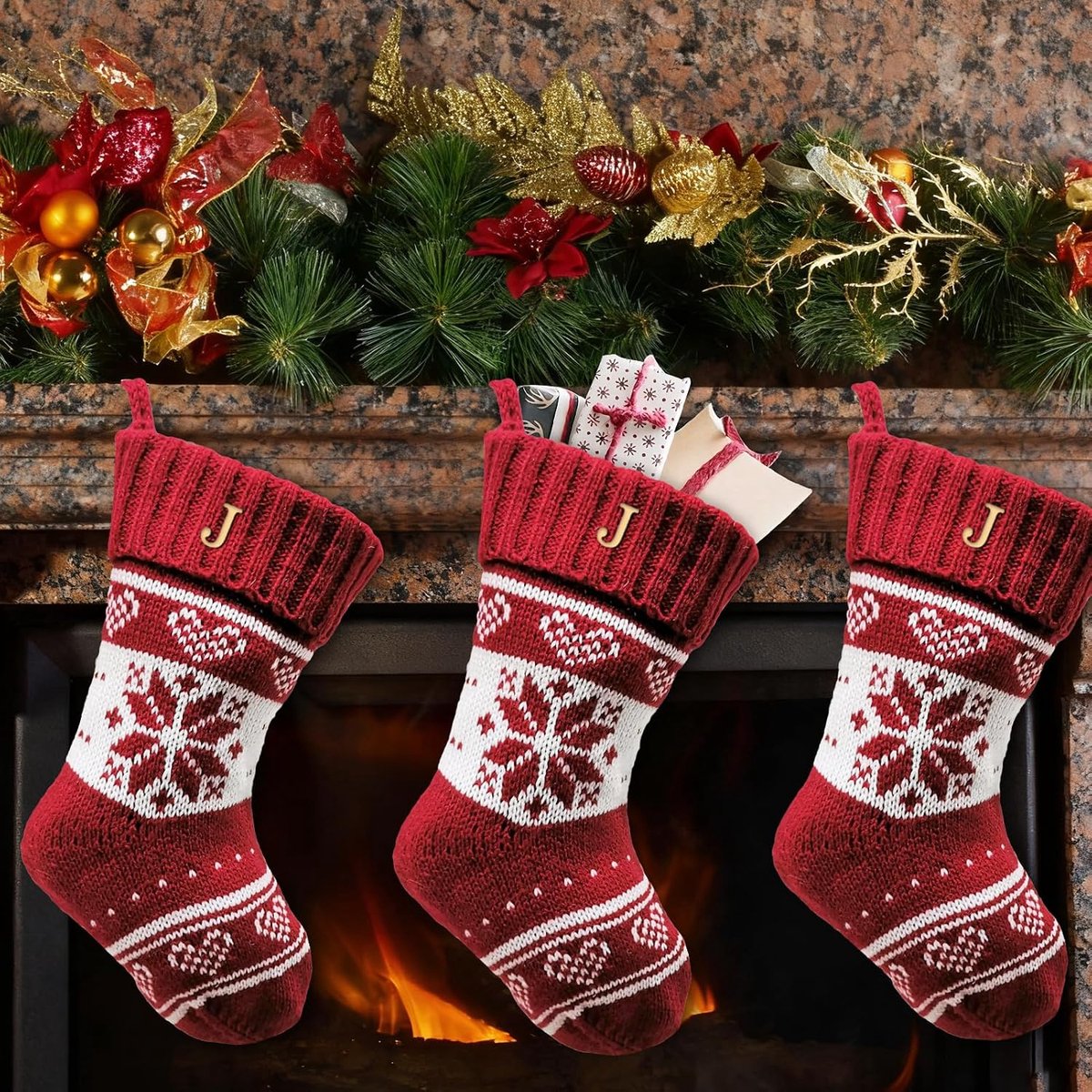 kerstsok met letters, gebreide gepersonaliseerde kerstsokjes, kerstsok om te vullen en op te hangen, kerstsokjes voor de open haard, kerstboom kerstdecoratie