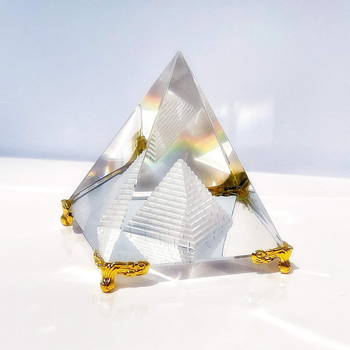 Kristallen piramide prisma, Feng Shui ambachten meditatiekristal met gouden standaard voor thuiskantoor kunstdecoratie, piramides cadeau, standaard voor welvaart, positieve energie en
