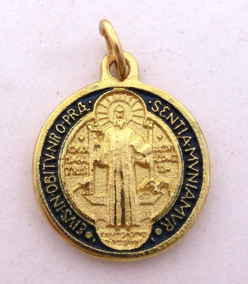 60.048.21 Heilige Benedikt, met handemailleerd, met ring, 2 cm