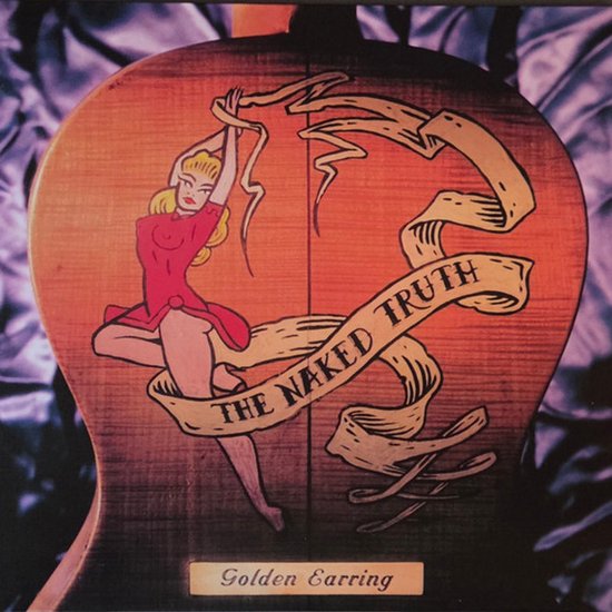 Gouden oorbel met de tekst 'The Naked Truth' op een gitaar. Een blonde vrouw in rode jurk met een lint.