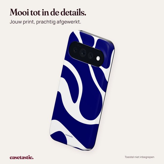 Schuine achterzijde van telefoon met blauw-witte golvende print.
