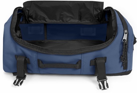 Blauwe Eastpak reistas met een wijd openende zwarte rits, handvat en zwarte gespsluitingen.