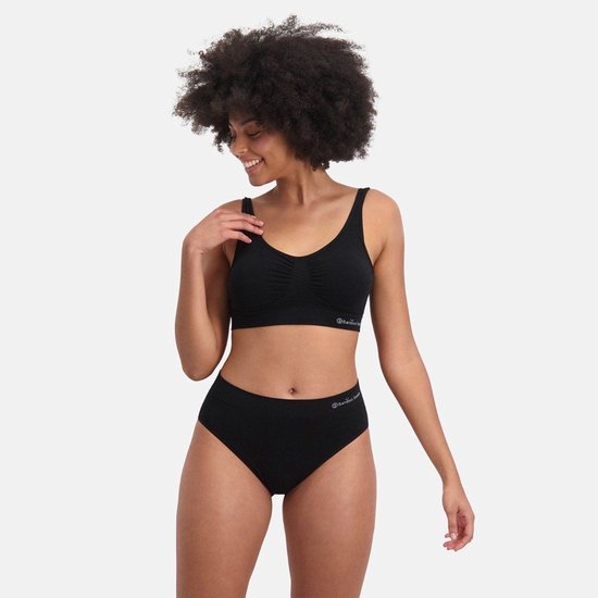 Model draagt een zwarte naadloze beha en slip van Bamboo Basics.
