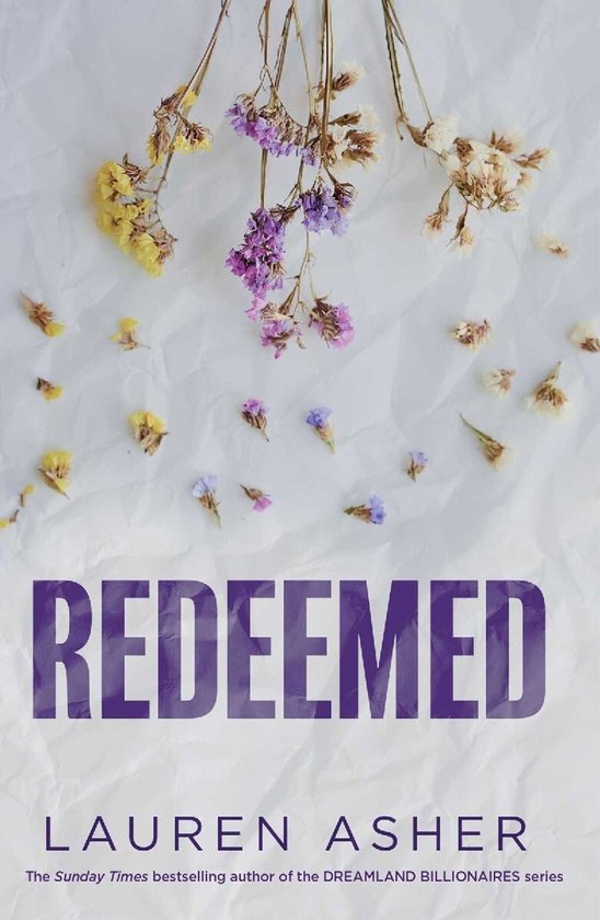 Boekomslag van Redeemed door Lauren Asher, met paarse tekst en gedroogde gele en paarse bloemen op een gekreukelde witte achtergrond.