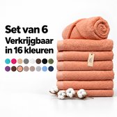 Stapel van zes zalmroze handdoeken met katoenbloemen en kleurkeuzes.