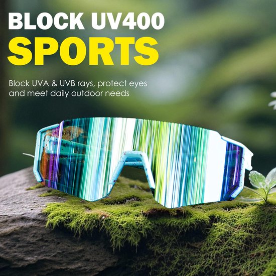 Lichtblauwe sportbril met kleurrijke, gestreepte reflecterende lenzen, liggend op mos.