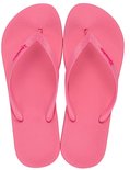 Roze Ipanema Anatomic teenslippers met een gestructureerd voetbed en een reliëflogo op de bandjes.