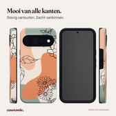 Toon van zijkanten, achterkant en voorkant van de smartphone in een botanisch hoesje met groen-oranje kleurpatronen.