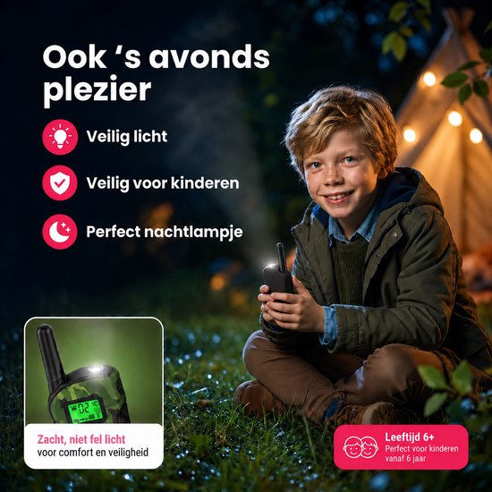 Jongen in bos met walkietalkie. Info: veilig licht, kindvriendelijk, perfect nachtlampje, zacht licht.