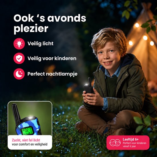 Jongens met walkie talkies 's avonds bij een tent. De walkie talkie heeft een zachte lampfunctie.