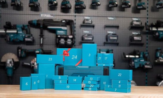 Blauwe Makita adventskalender in een opbergkoffer, met genummerde dozen voor 24 dagen, op de achtergrond gereedschap.