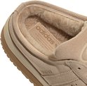 Close-up van de zachte, harige binnenzool met het adidas logo en de tekst 'The brand with the 3 stripes'.