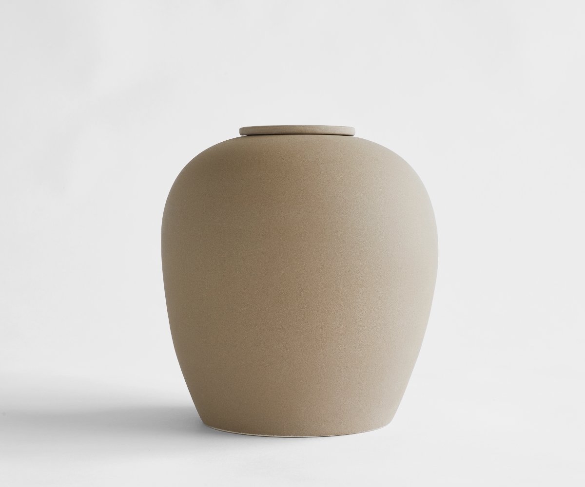 VERNO Urn – Biologisch Afbreekbare Handgemaakte Keramische Urn – Zandkleurig – 3.9 liter - Inclusief Aszak