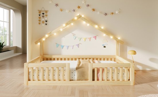 Houten huisbed 90x200 cm met hekjes, dak met lichtjes, wimpelketting en sterrenketting. Bed met kruisjesprint.
