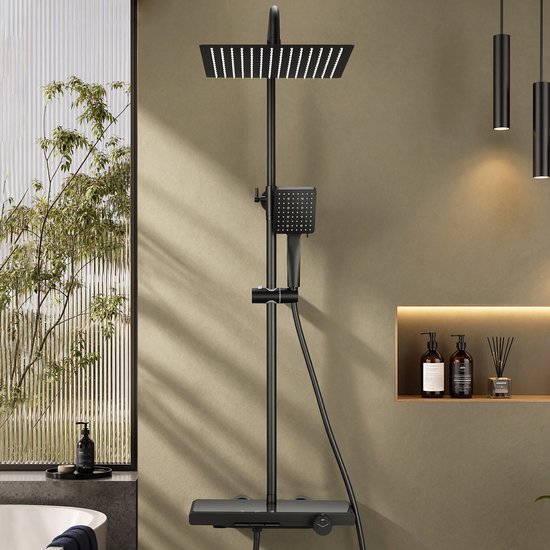 Modern zwart douchesysteem met vierkante regendouche, handdouche en ingebouwde thermostaat in een badkamer.