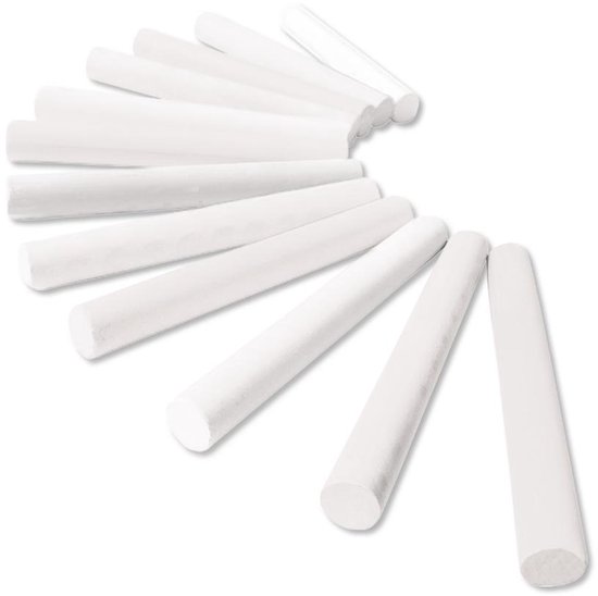 Twaalf witte, ronde krijtjes liggend op een witte achtergrond.