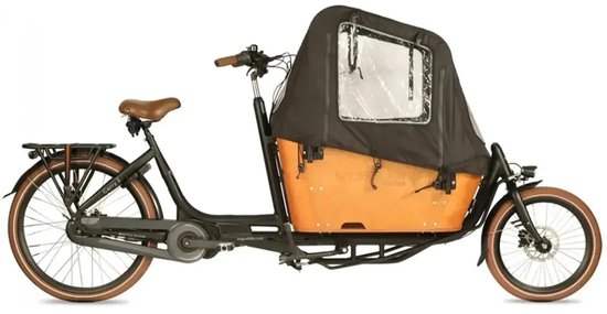Zwarte bakfiets met oranje houten bak en bruin zadel, voorzien van een zwarte hoes met raampjes.