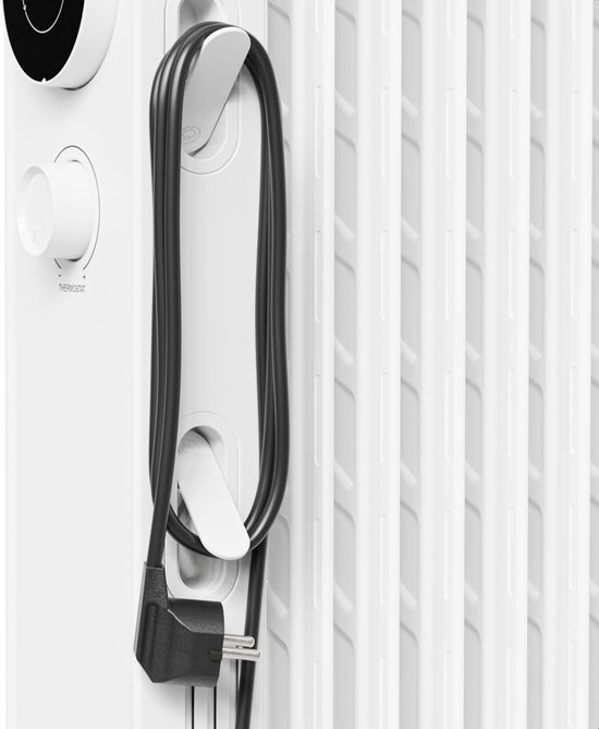 Sluiting van het snoer op een witte olieradiator, met de thermostaatknop zichtbaar.