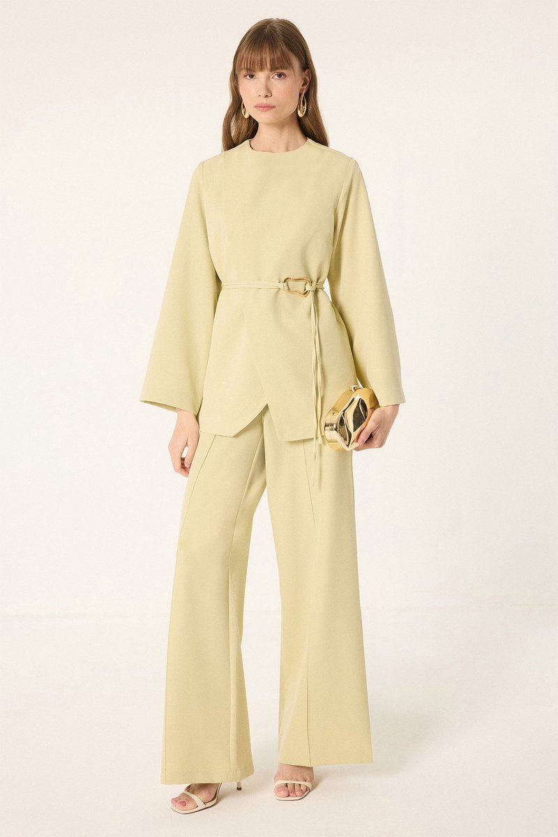 Touché Privé - Asymmetrische set van jasje en broek met riem - Groen - Dames
