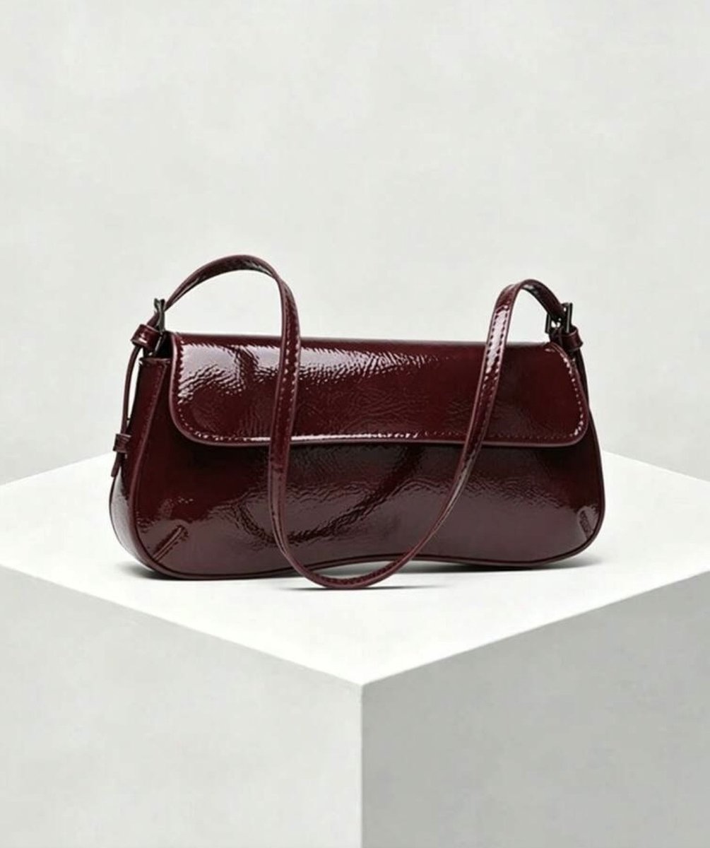 Schoudertas - rode tas - croissant tas - bordeaux rode schoudertas - bowling tas - schoudertas met franjes - bag - sholder bag - handbag - handtas - tas - vanity tas - buideltas - statement tas - shoulderbag - hobo tas - shopper