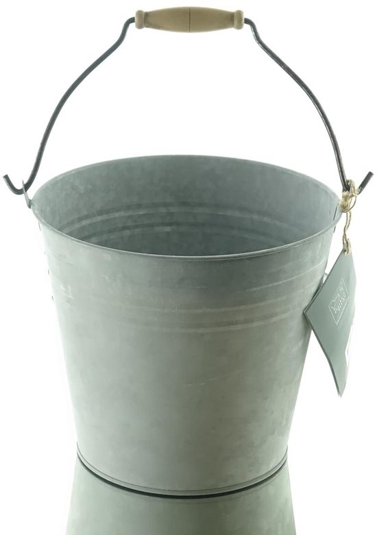 Zinken emmer met houten handvat en een kaartje eraan.