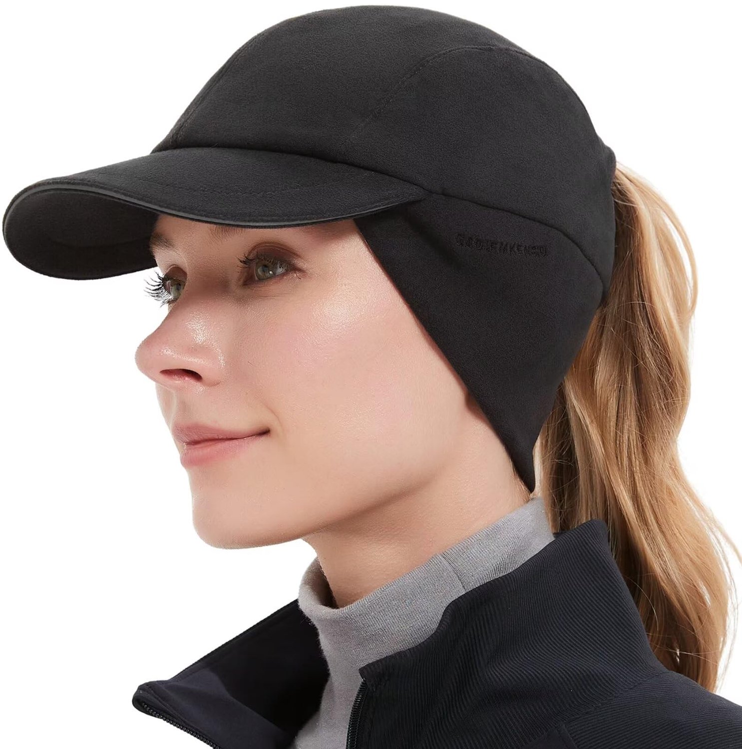 Wintermuts Dames - Fleece Muts met Paardenstaartopening en Reflecterende Details - Met Afneembare Oorwarmers - Warm en Zacht - Voor Buiten en Winter - Zwart