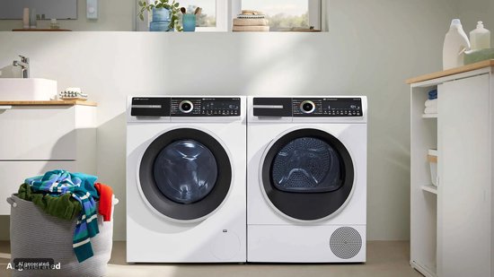 Bosch wasmachine en warmtepompdroger naast elkaar in een lichte wasruimte met wasmand.