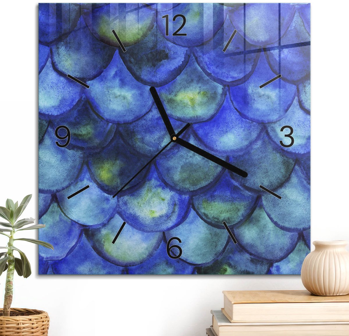 ArtPrintCave Blauw Glazen Klok - 30x30 cm - Wandklok Vierkant - Zeeschubben Unieke Klok - Abstractie Stille Wandklok - Zwarte Klokwijzers