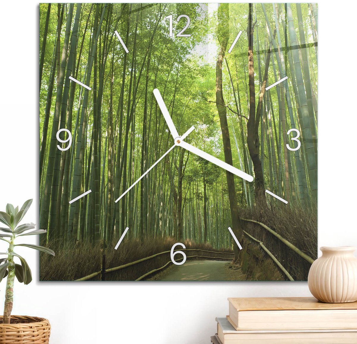 ArtPrintCave Groene Glazen Klok - 30x30 cm - Wandklok Vierkant - Bamboe Pad Unieke Klok - Landschappen Stille Wandklok - Witte Klokwijzers