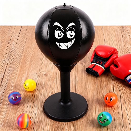 Zwarte desktop bokstrainer met boze gezicht, met kleurrijke ballen en rode bokshandschoenen.