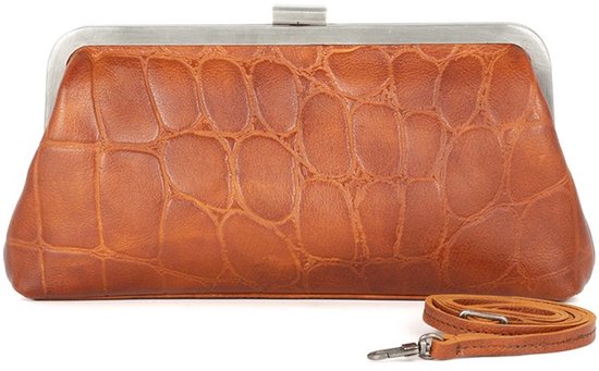 Bruine leren clutch met krokodillenprint, metalen sluiting en afneembare schouderband.