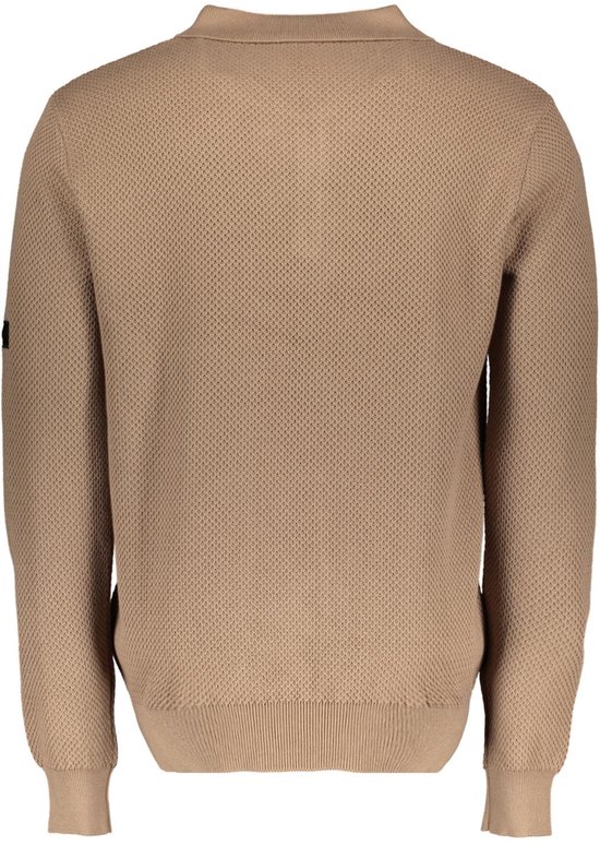Achterzijde van een beige polotrui met lange mouwen, uitgevoerd in een gestructureerd breisel.