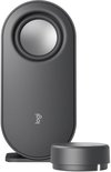 Eén staande grijze Logitech-luidspreker met zilveren driver en een bijbehorende ronde draadloze bedieningsknop.
