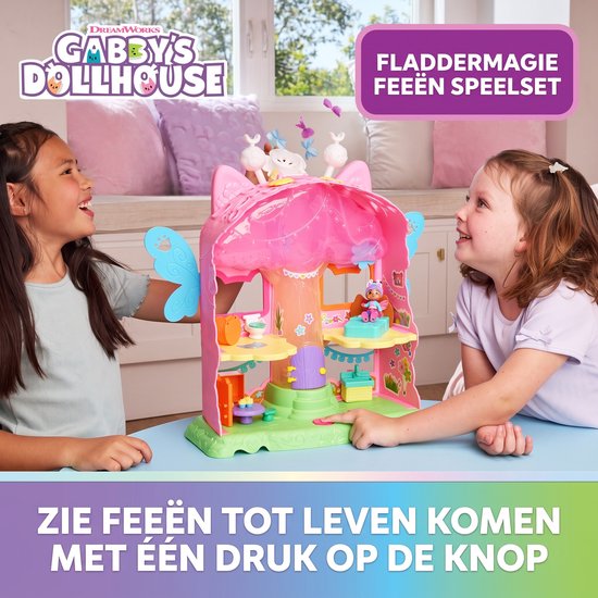 Twee kinderen spelen met het Gabby's Poppenhuis feeënspeelset. Tekst: Zie feeën tot leven komen met één druk op de knop.