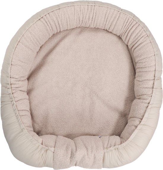Bovenaanzicht van een beige MamaLoes babynestje met teddy-bouclé structuur.