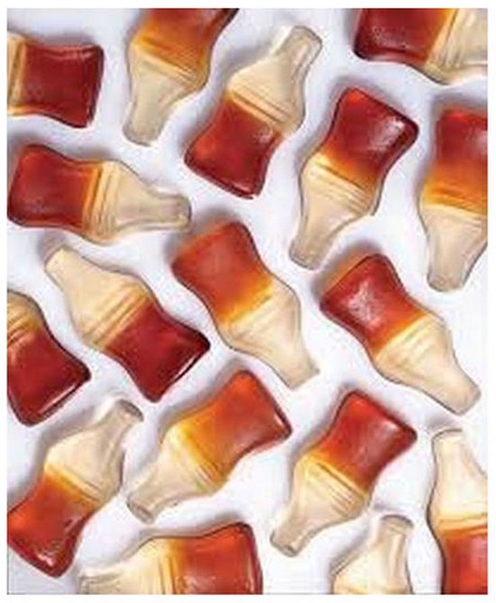 Veel Haribo Happy Cola flesvormige snoepjes met een transparante bovenkant en een bruine onderkant.