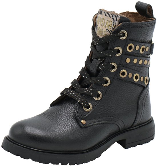 Schuine zijaanzicht van zwarte bikerboot met veters, studs en Develab Girls label.