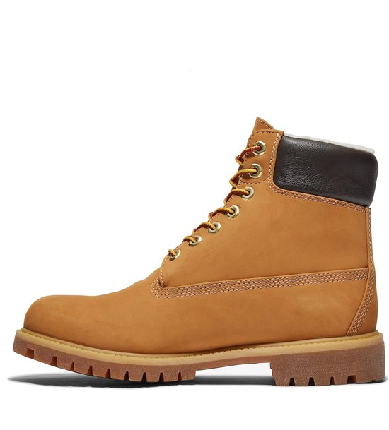 Zijaanzicht van een Timberland-laars in tarwekleur met contrasterende donkerbruine gewatteerde kraag.