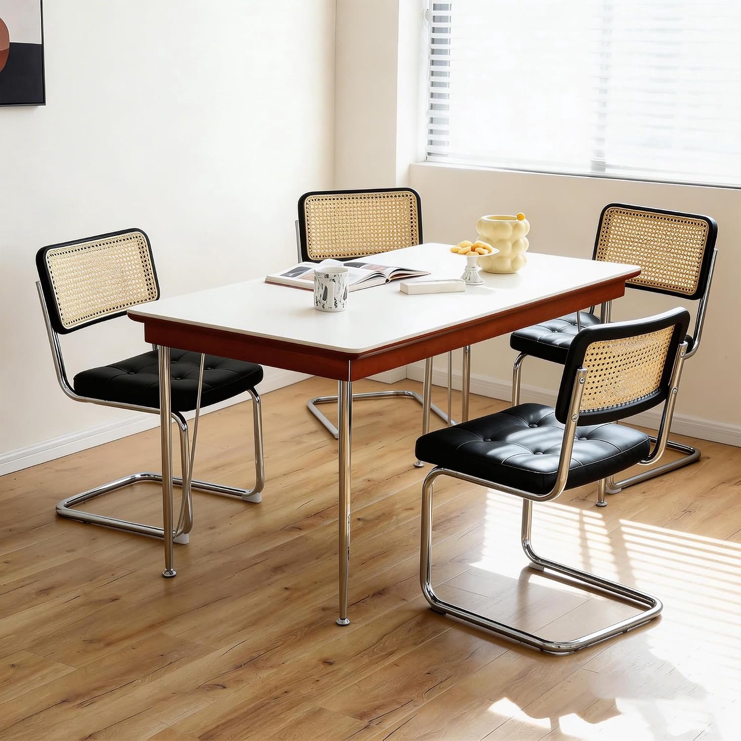 Set van 4 Eetkamerstoelen Nova met Kunstleer, Gevlochten Rotan Rugleuning en Verchroomd Sledeframe – Zwarte Keukenstoelen in Mid-Century Modern Stijl 53 x 46,4 x 84,6 cm