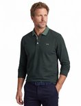 Model draagt een donkergroen poloshirt met lange mouwen, een contrasterende kraag en JACK & JONES logo.