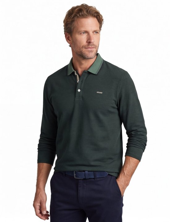 Model draagt een donkergroen poloshirt met lange mouwen, een contrasterende kraag en JACK & JONES logo.