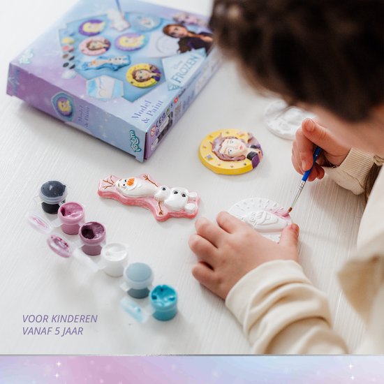 Kind schildert Disney Frozen gipsfiguren met een penseel. Set geschikt voor kinderen vanaf 5 jaar.