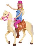 Barbie-pop zittend op een paard, wuivend met haar hand en dragend een roze helm.