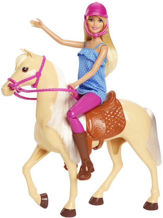 Barbie-pop zittend op een paard, wuivend met haar hand en dragend een roze helm.