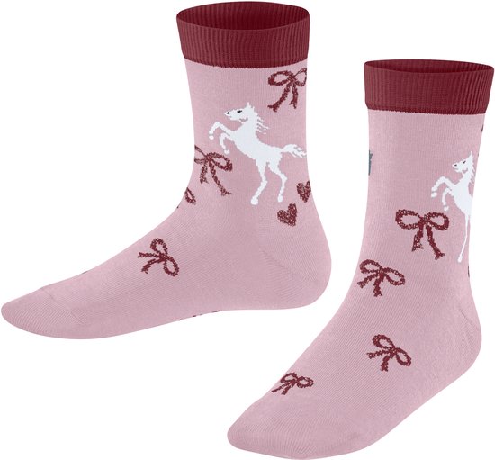 Roze kindersokken met een wit paardenmotief, donkerrode strikjes en hartjes, afgewerkt met een donkerrode boord.