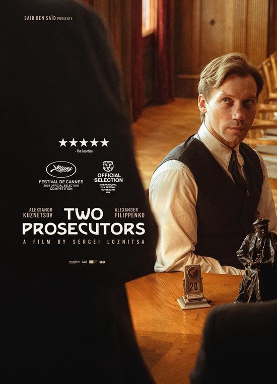 Filmposter van Two Prosecutors met een man in formele kleding, filmfestivallogo's en een bureau met een kalender.