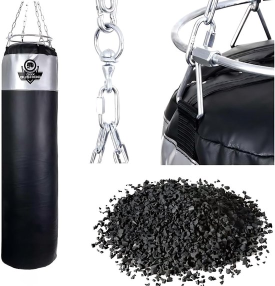 Zwarte DBX Bushido bokszak met metalen kettingen, zilveren details en een hoop rubberen granulaat vulling.